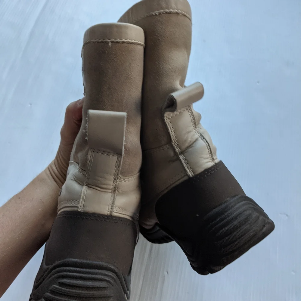 UGG Adirondack tan fur lined lace-up boots